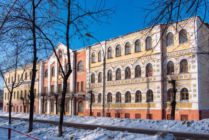 Здание 3-х этажное, общ.пл. 2845,9 кв.м, земельный участок, общ.пл. 2074 кв.м: Ярославская область, г. Ростов, ул. Покровская (бывш. Ленинская), д. 40